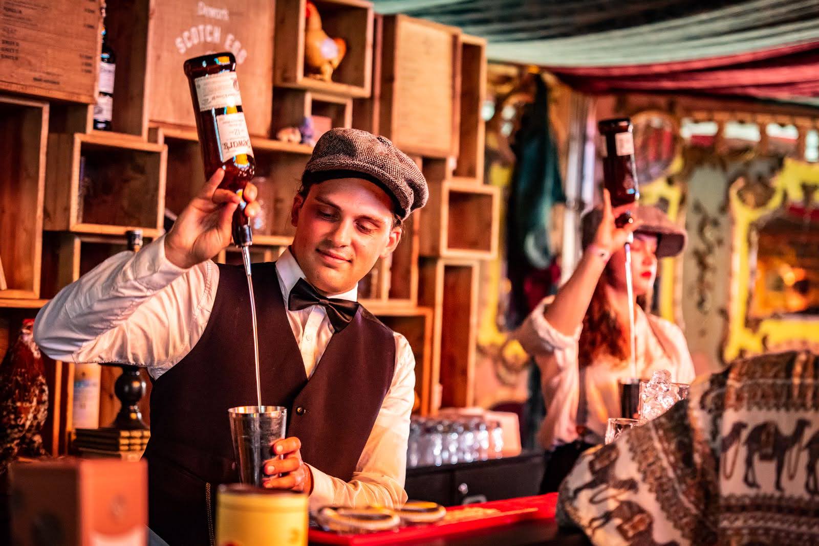 Sfeervolle mobiele cocktailbar op een evenement