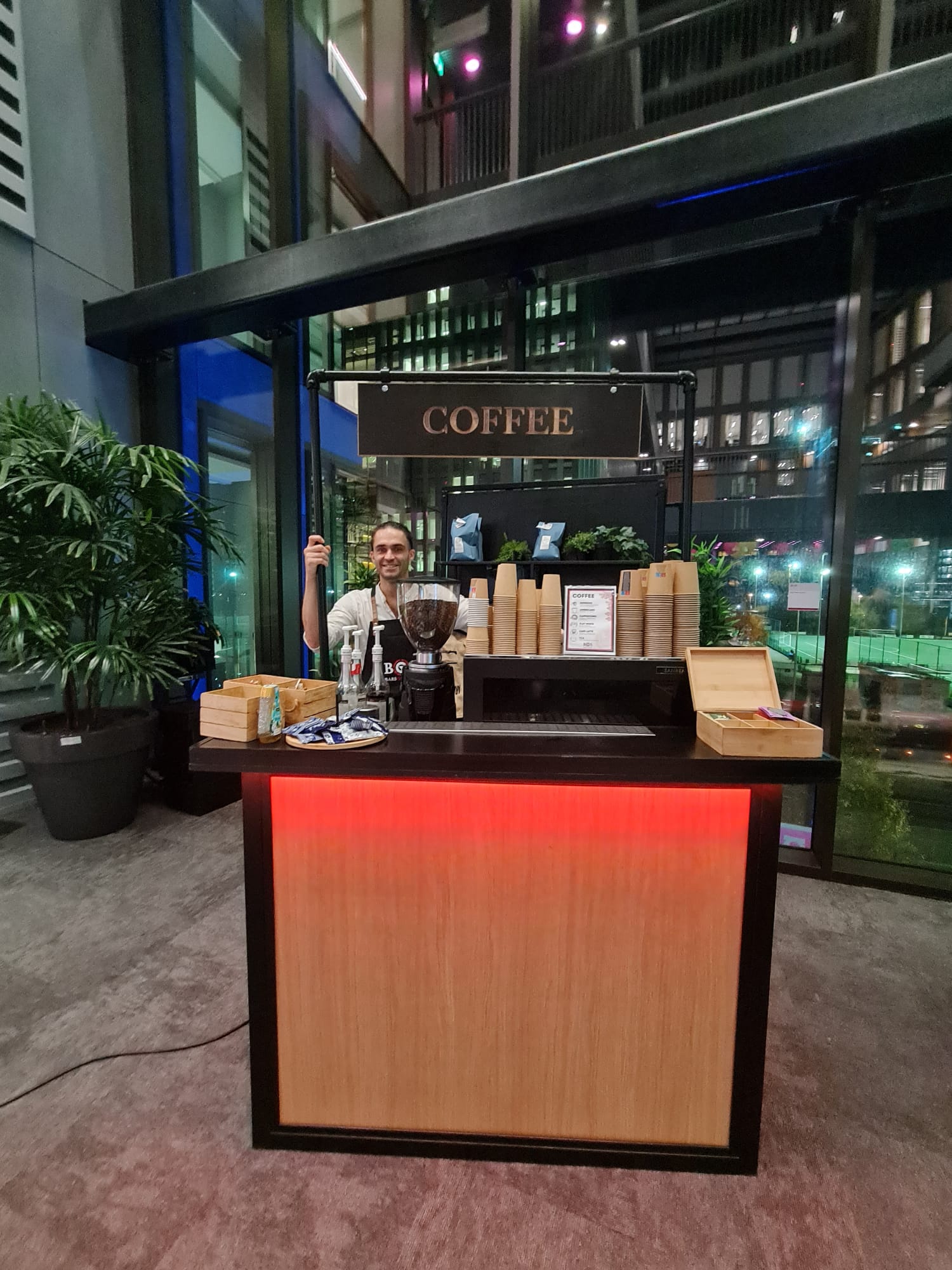 Koffiebar met rode LED-verlichting