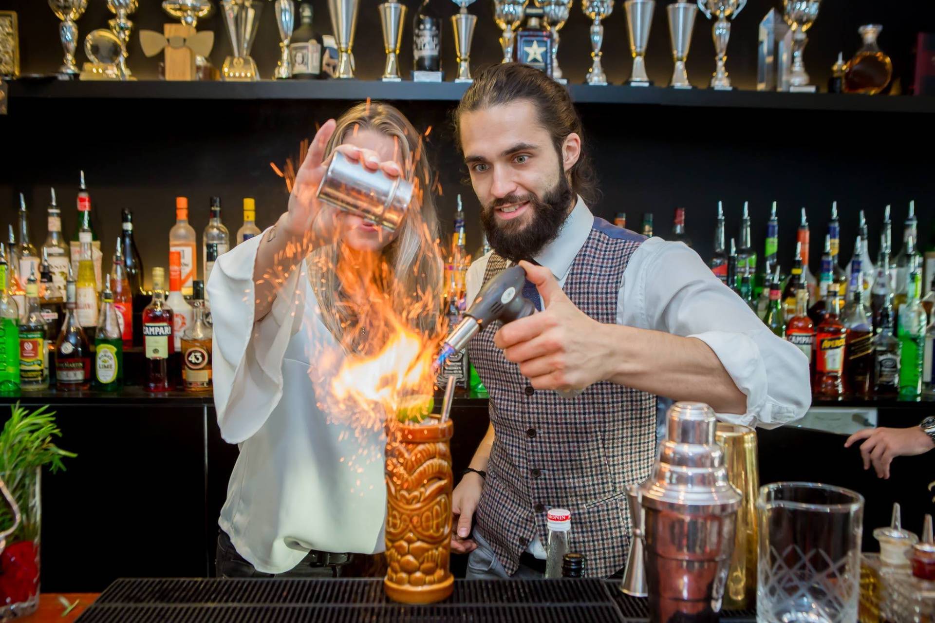 Flairbartending tijdens een cocktailworkshop