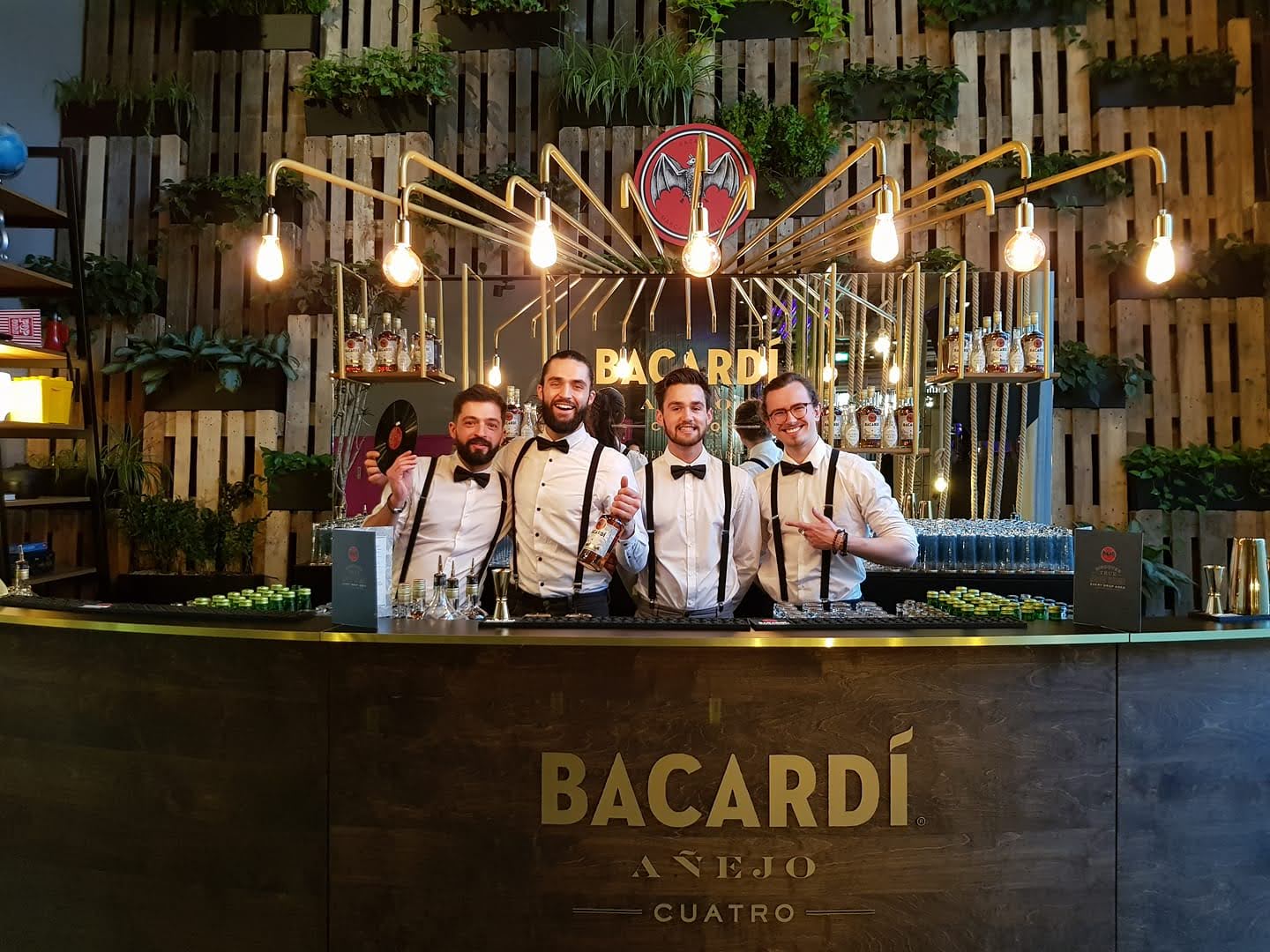 Professioneel barteam dat sfeer maakt