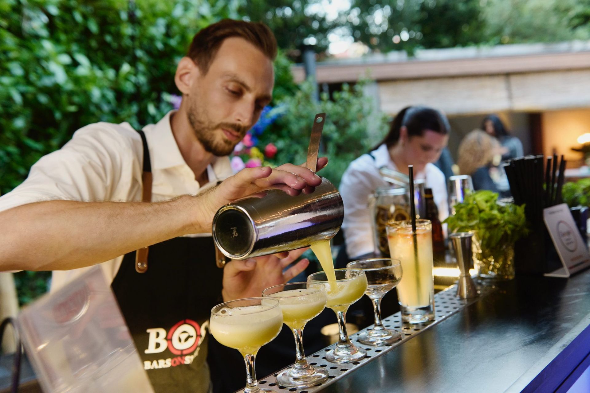 Cocktailbar in een sfeervolle tuinsetting