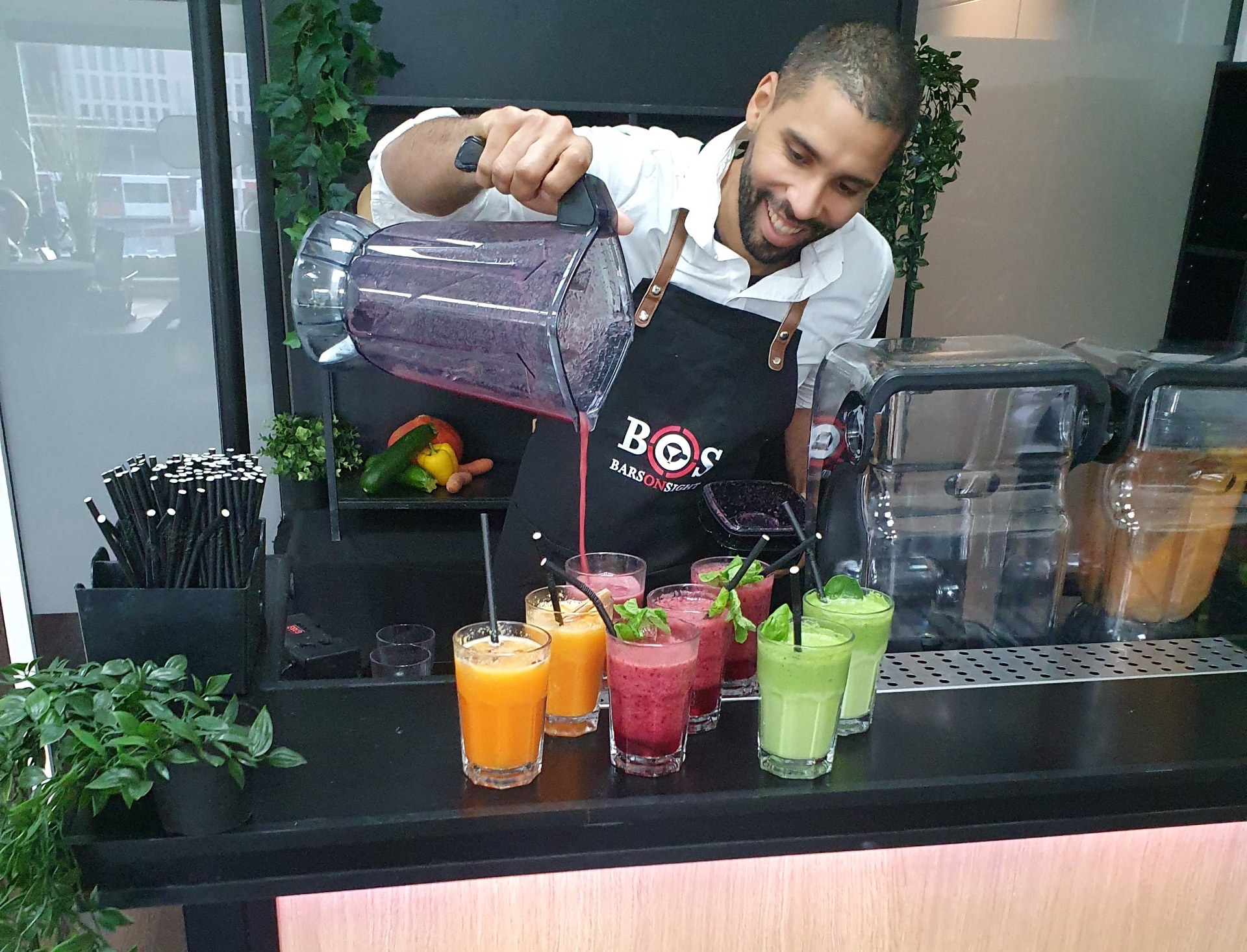 Smoothie expert schenkt een verse smoothie