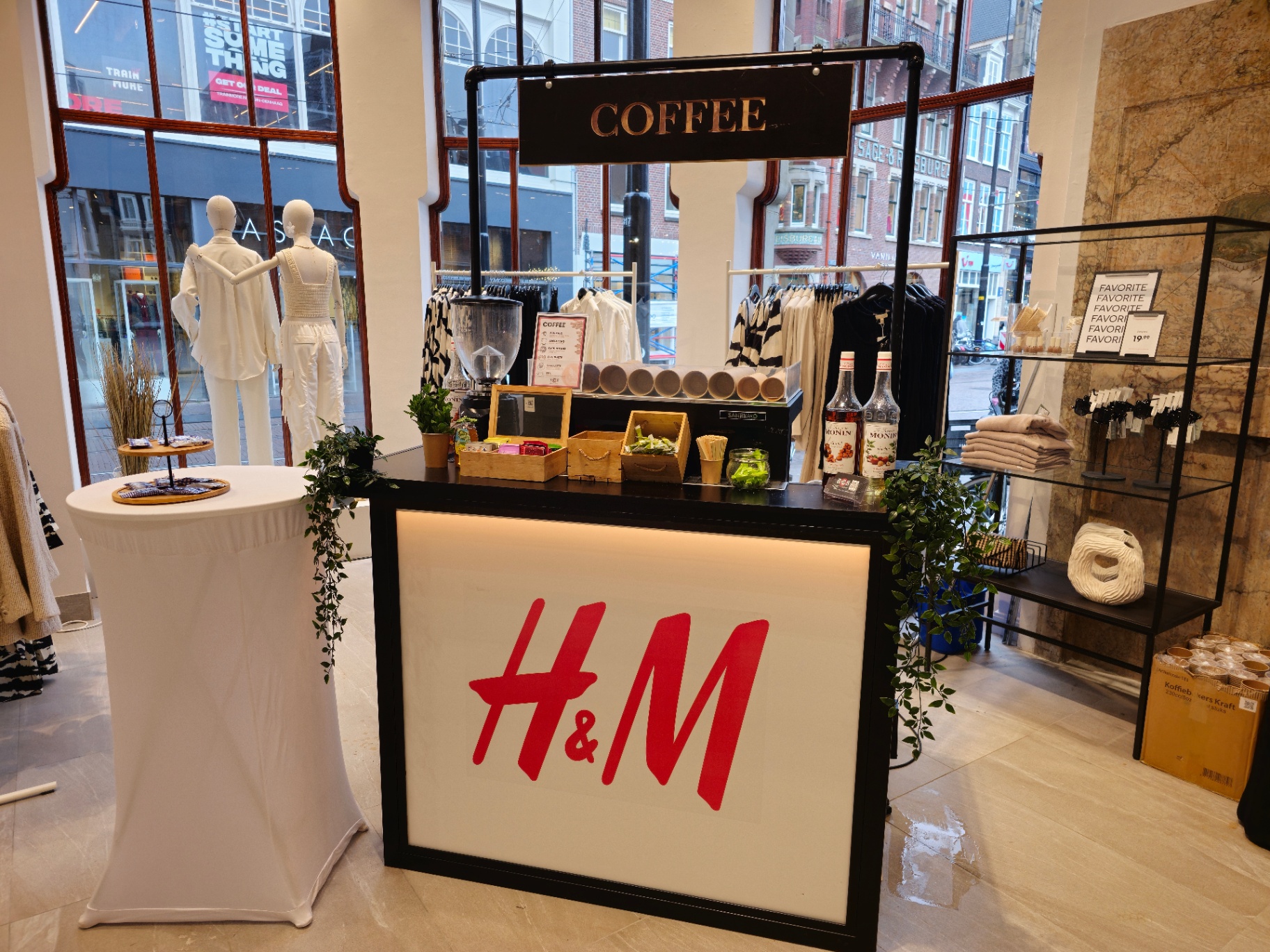 Koffiebar met H&M branding op locatie