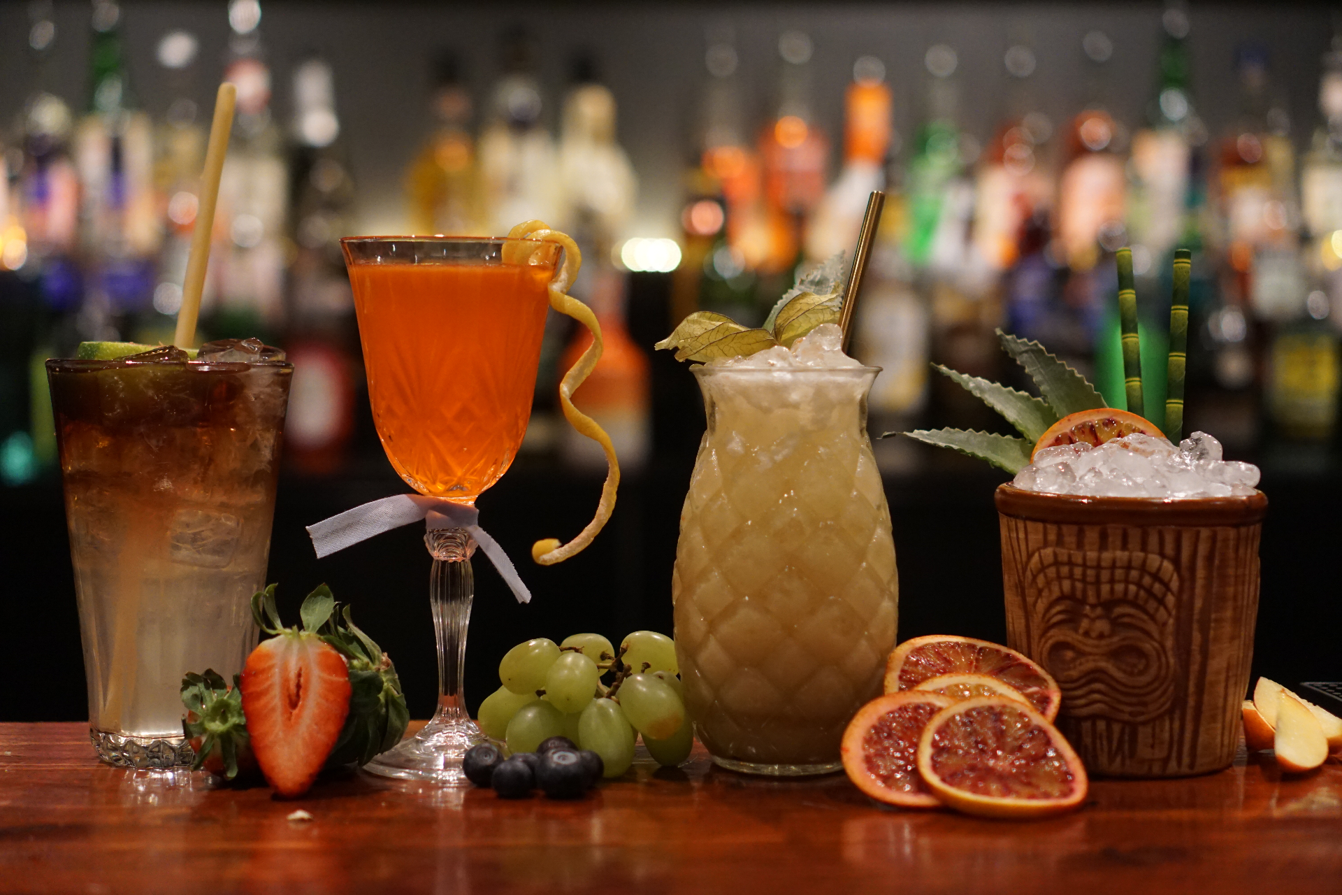 Vier zelfgemaakte cocktails op de bar tijdens de workshop