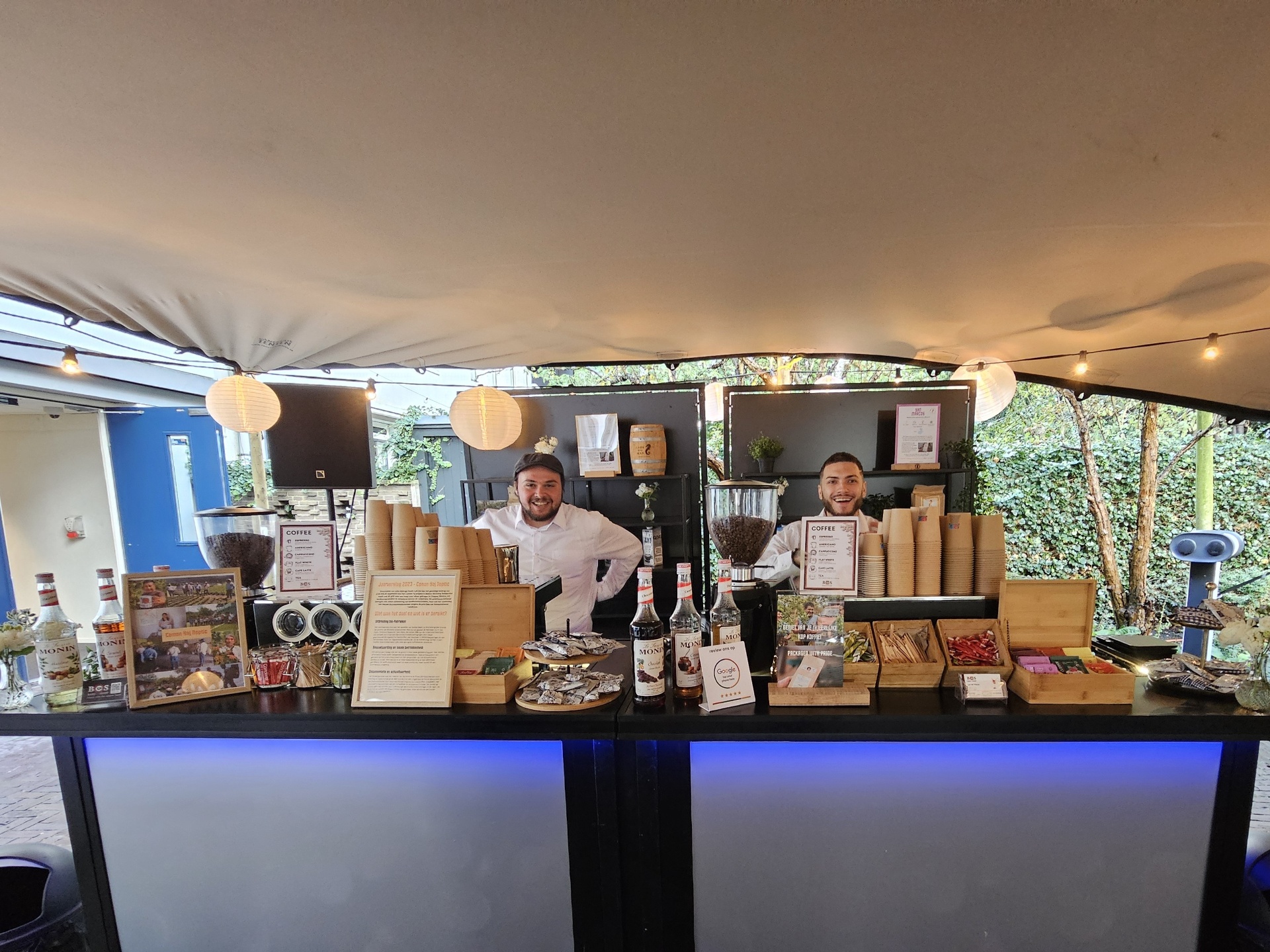 Barista team achter branded koffiebar