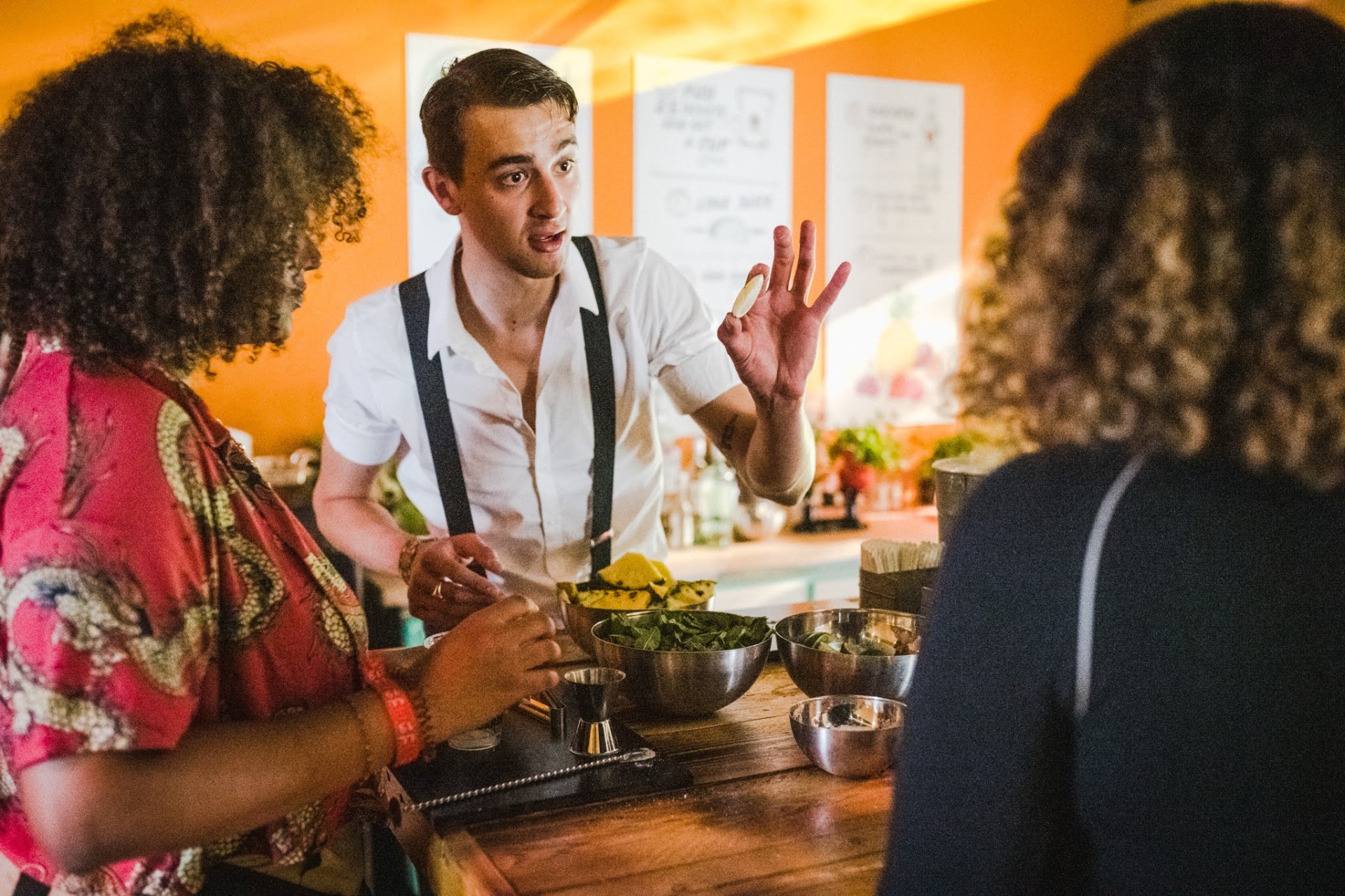 Bartender legt uit aan deelnemers