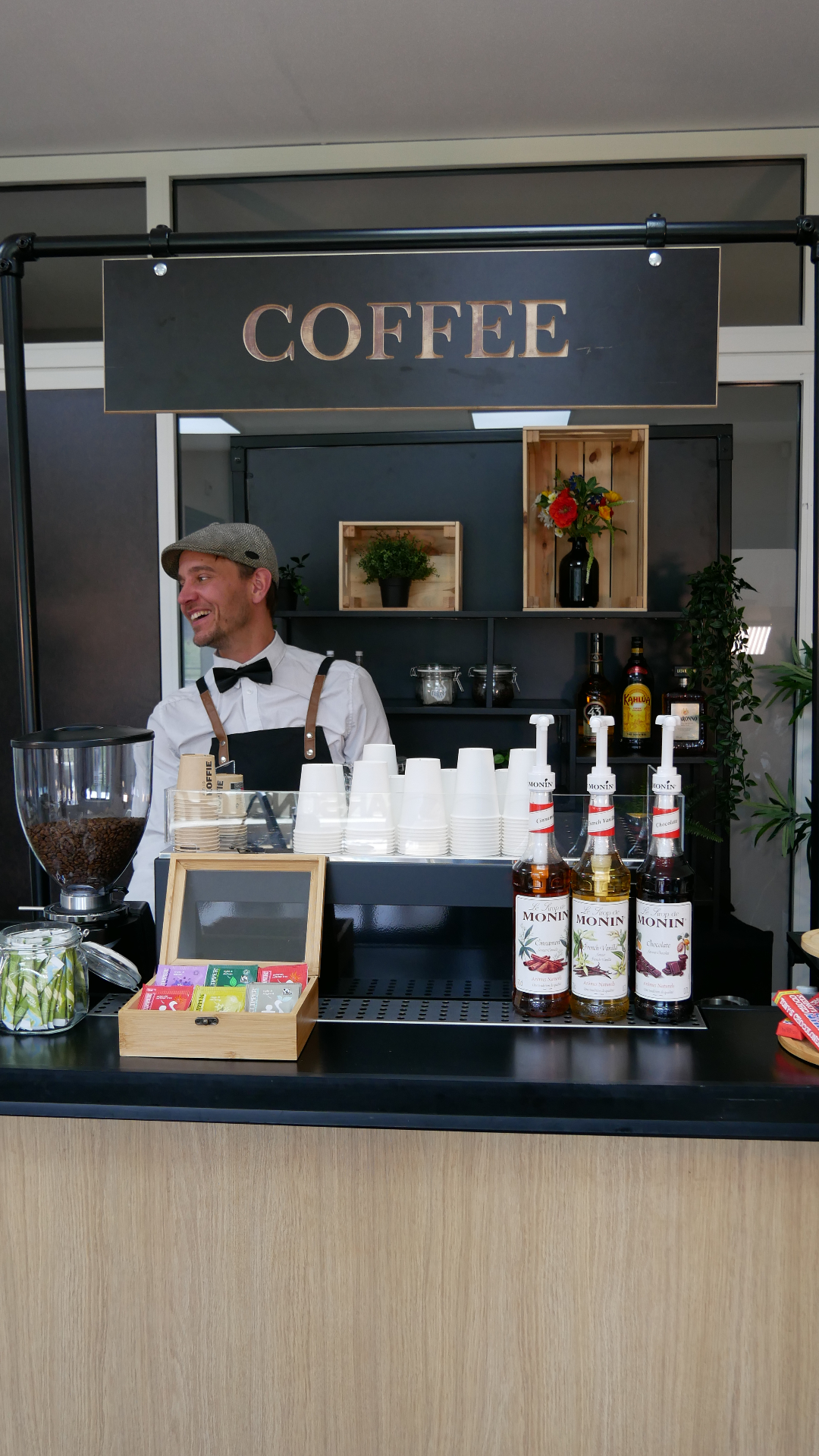 Barista achter een mobiele koffiebar