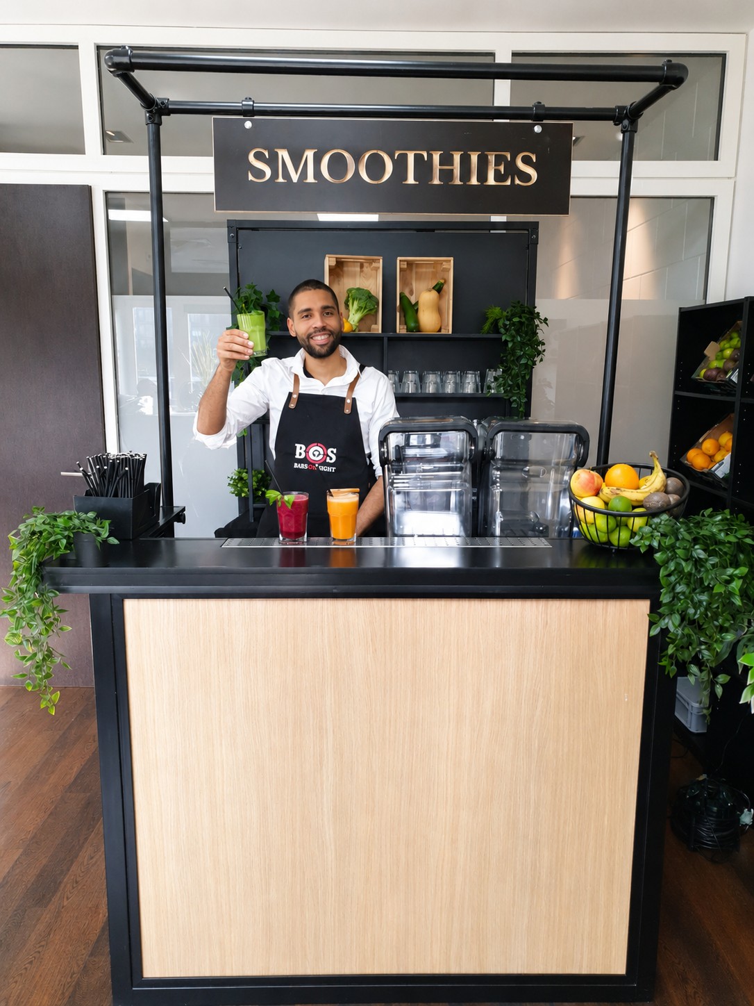 Smoothiebarista serveert smoothie op locatie