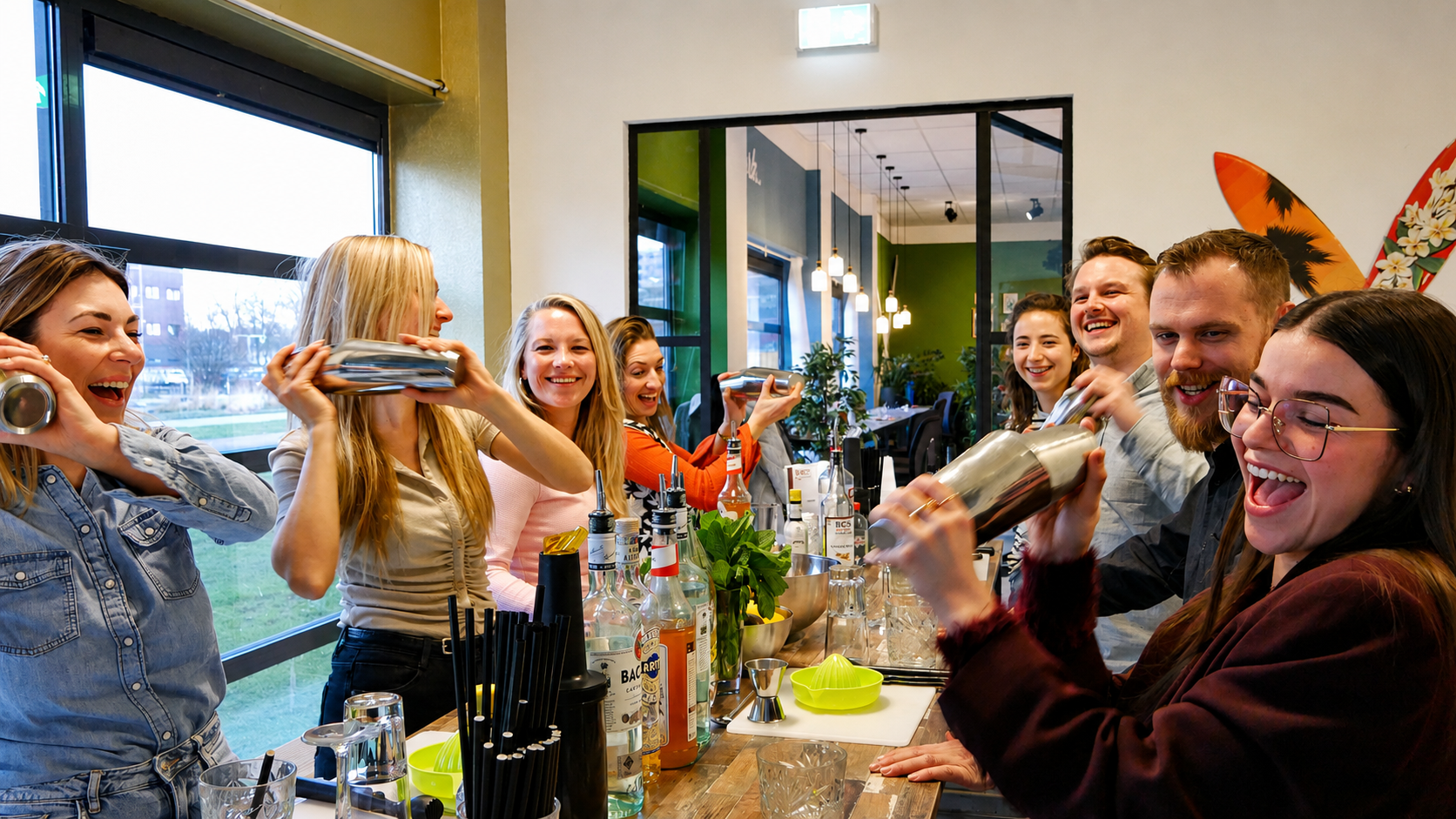 Deelnemers shaken cocktails tijdens een workshop