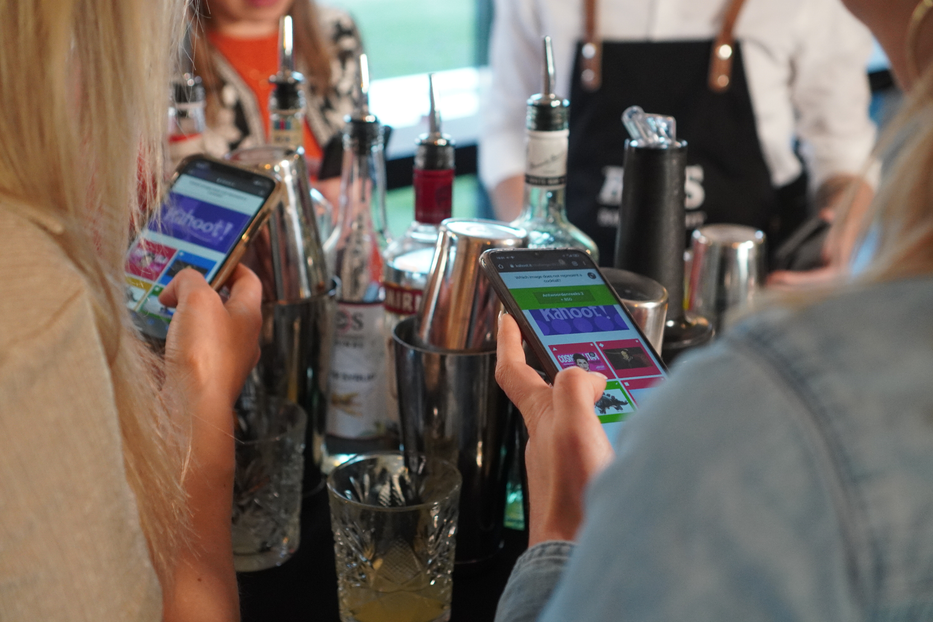 Deelnemers spelen een interactieve cocktailquiz op hun telefoon