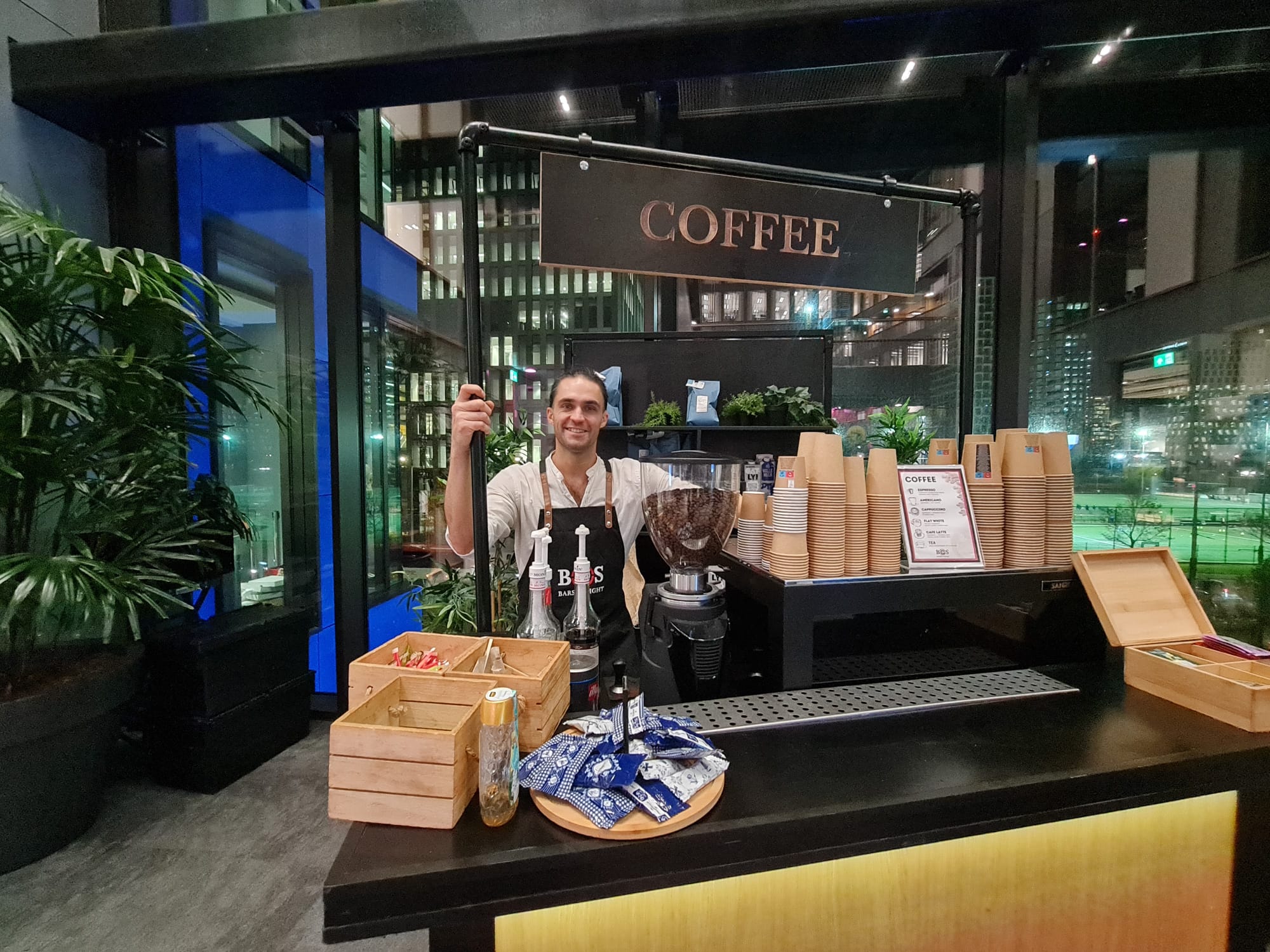 Barista bij een sfeervolle koffiebar