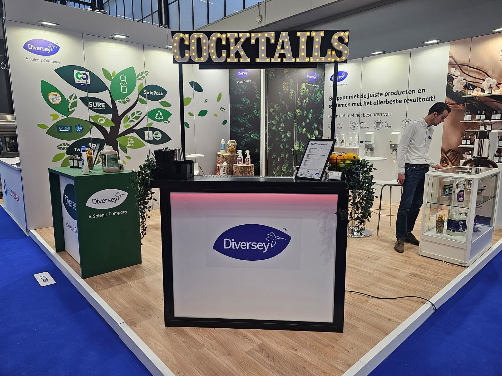 Cocktailbar met verlichte letters op locatie