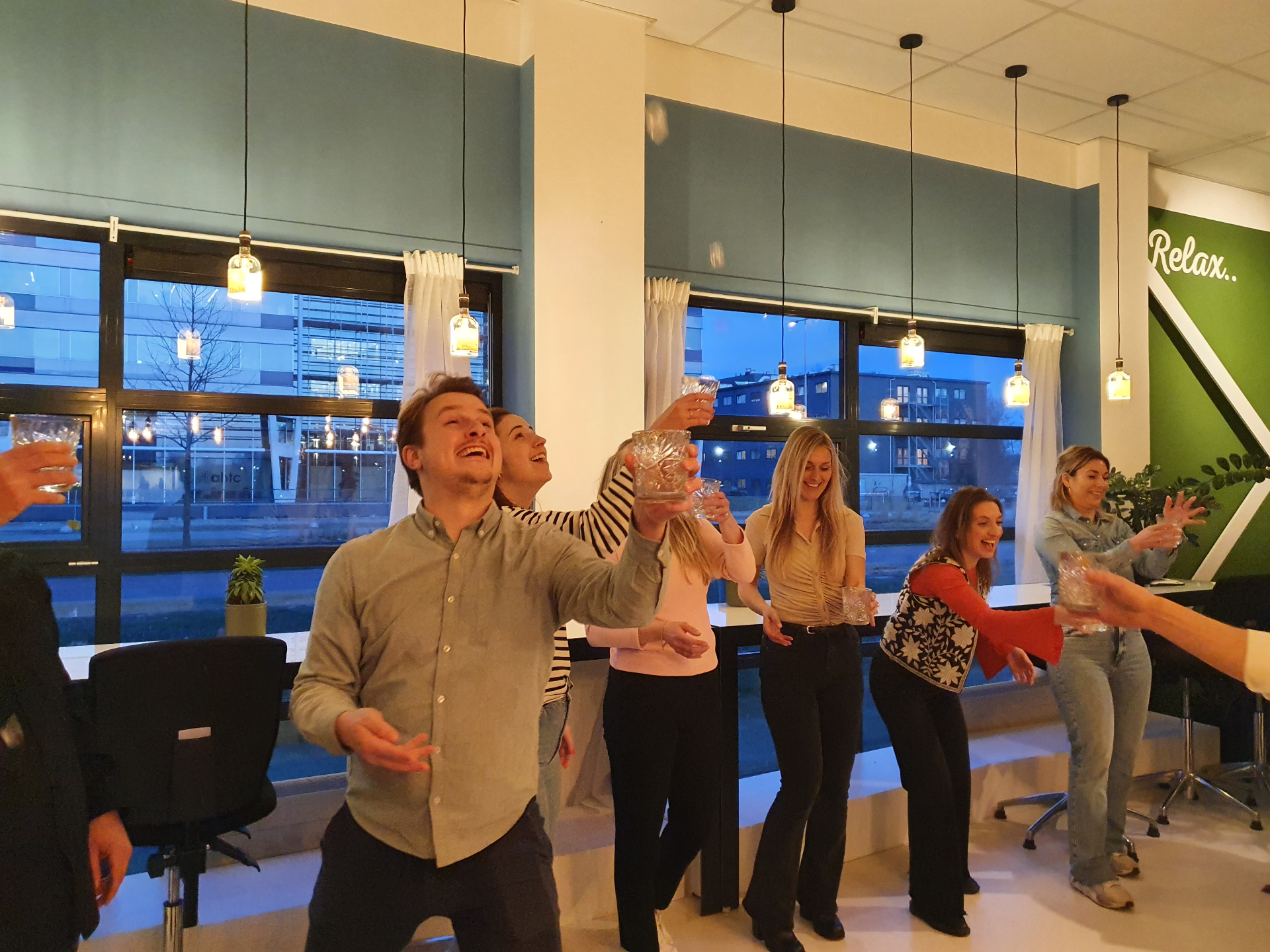 Groep oefent flairbartending moves tijdens de workshop