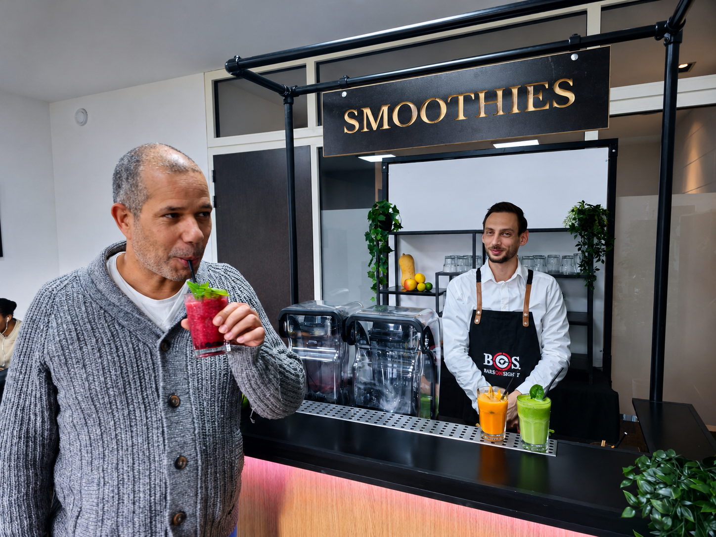 Gast geniet van een smoothie aan de smoothiebar