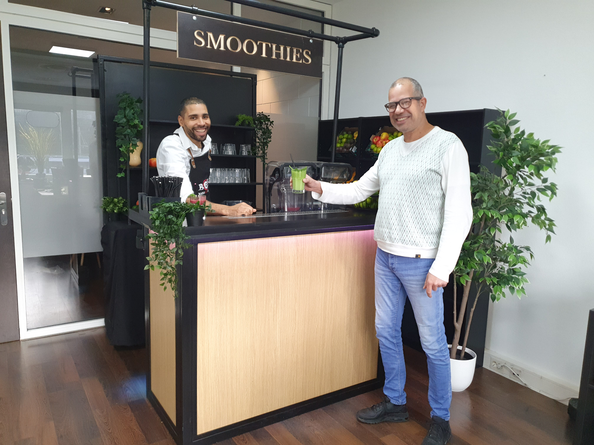 Smoothiebar met SMOOTHIES bord