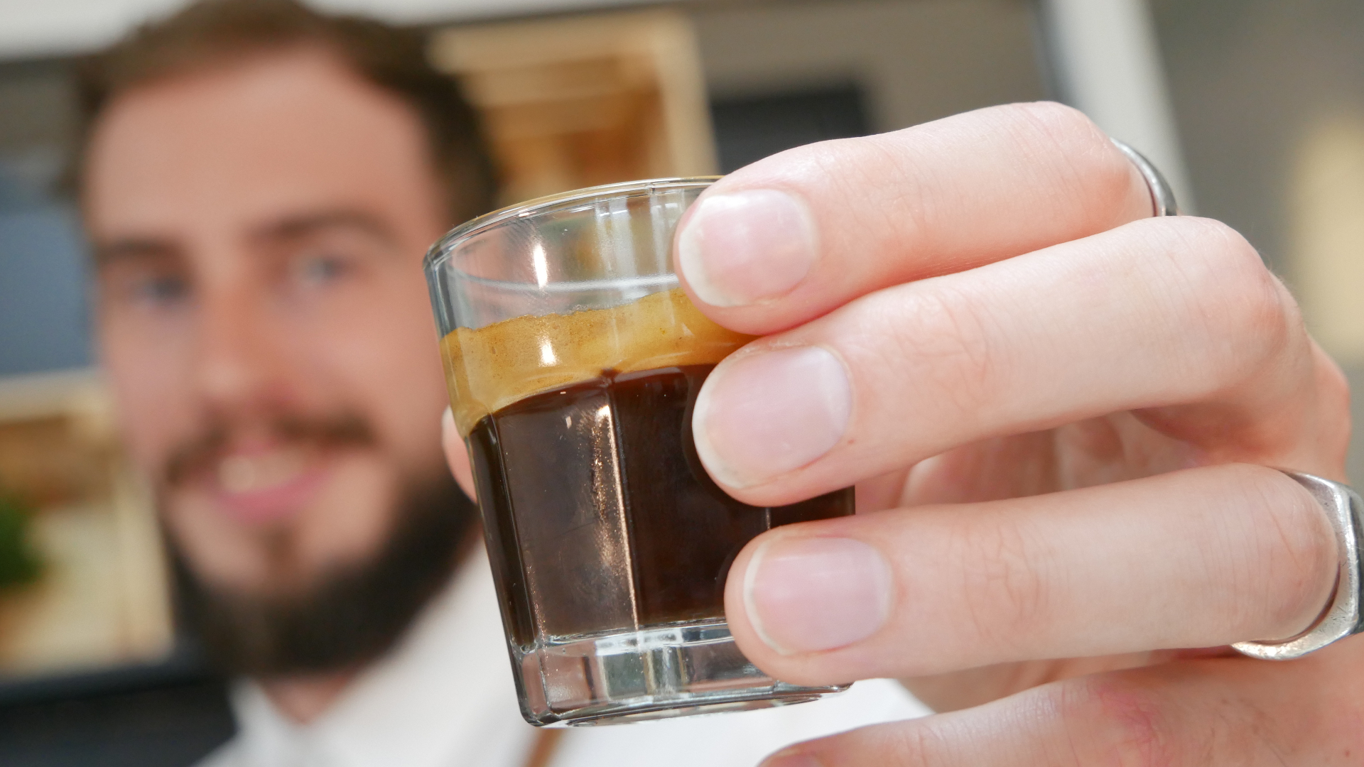 Barista serveert koffie op locatie