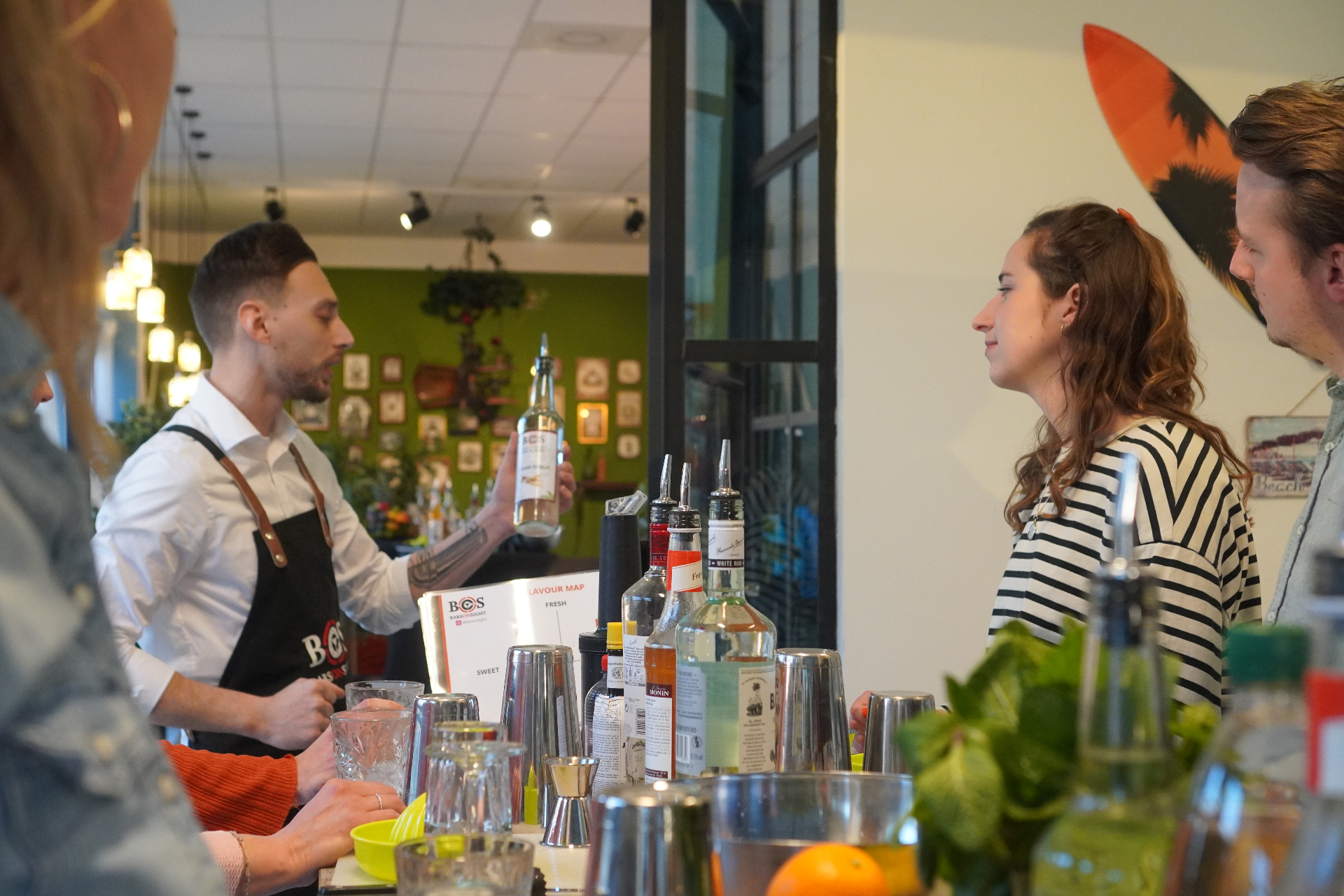 Bartender geeft een korte cocktailintro tijdens de workshop